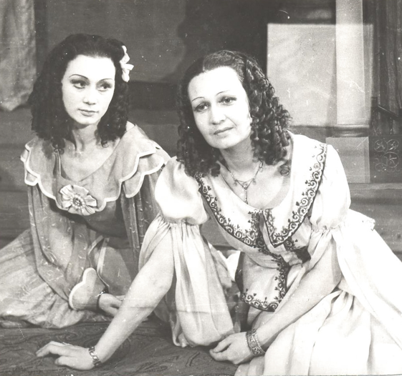 File:Levald, Leida (lavastusest Tantsuõpetaja, roll Feliciana, koos Linda Rummoga).jpg
